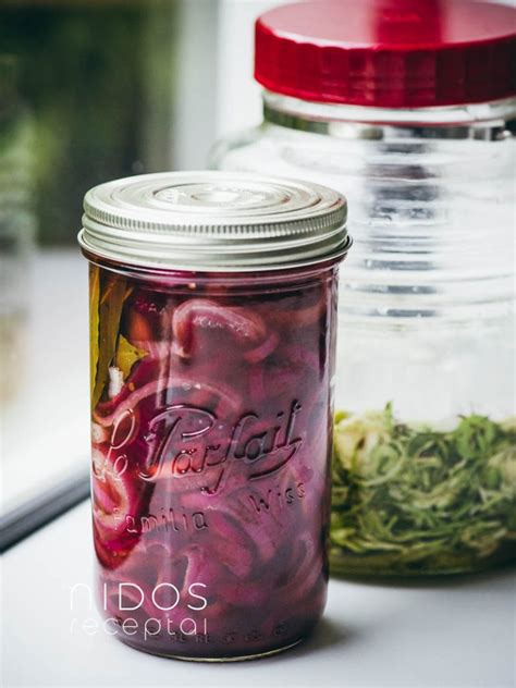 Stiklainis su marinuotais svogūnais