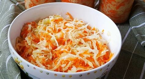 Įvairios daržovės, sudėsiančios į kopūstų mišrainę