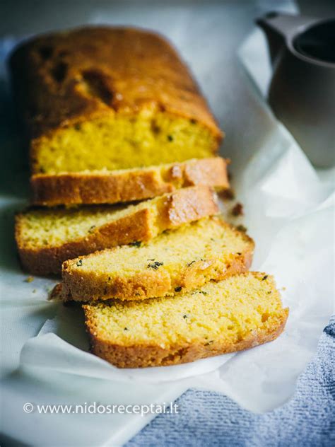 Citrininis keksas su arbatžolėmis ir polenta
