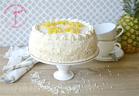Tortas, puoštas sviestiniu kremu