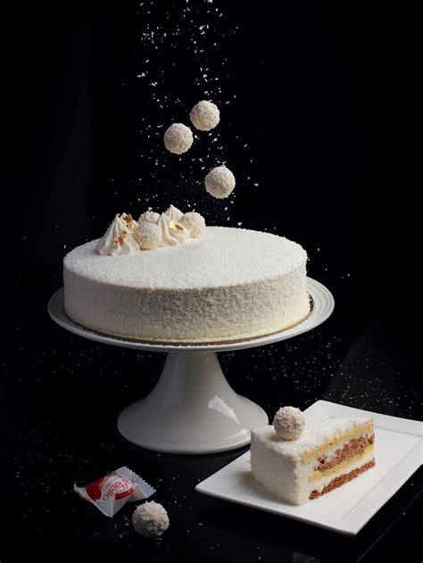 Torto puošimas kokoso drožlėmis ir saldainiais