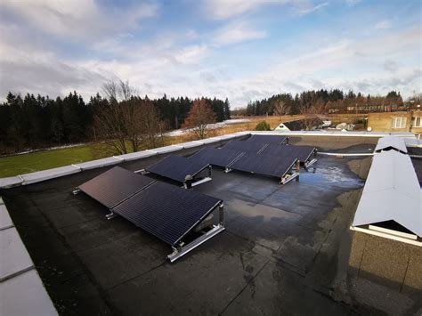 Saulės elektrinės modulis ant Nemateko pastato stogo