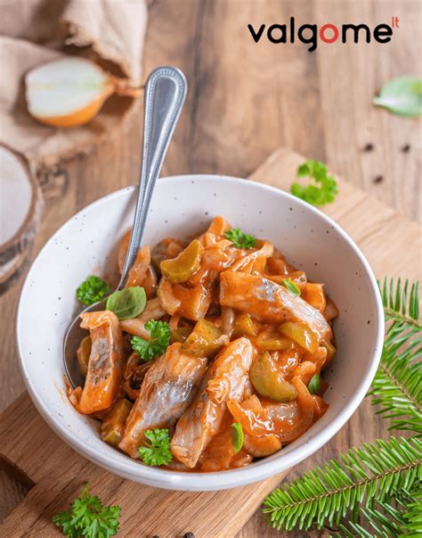 Dideli stiklainiai su marinuotais agurkais