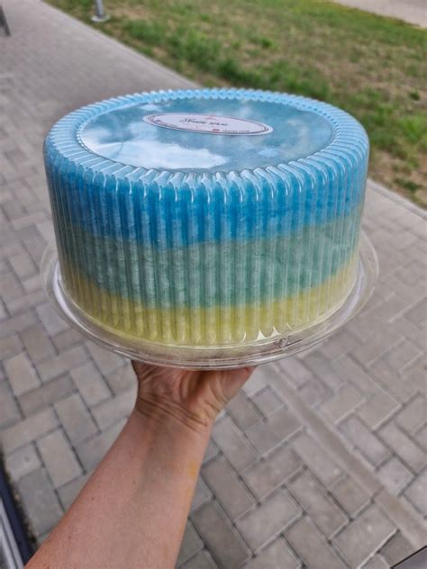 Tortas su cukraus pudros trafaretu