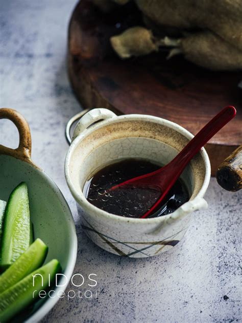 Sojų padažo buteliukas ir dubenėlis