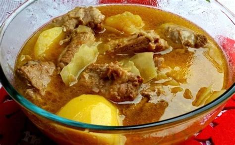 Gatavos kiaulienos sriubos lėkštė su grietine