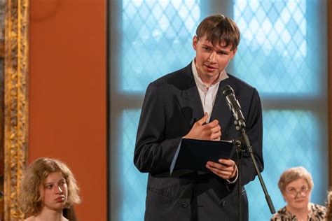 Schema, iliustruojanti teisingą ir neteisingą hantelių spaudimo virš galvos techniką