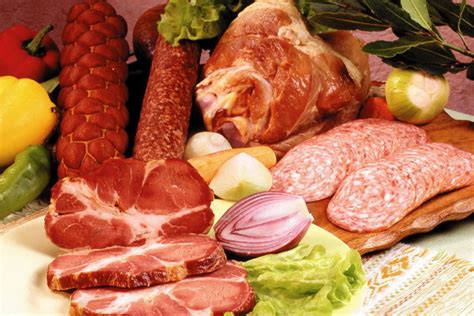 Mėsos produktai įvairiose pakuotėse prekybos lentynose