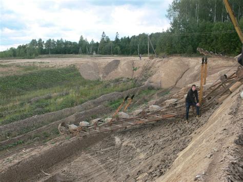 Geologinis pjūvis per Pirėnų kalnus, rodantis tektonines struktūras
