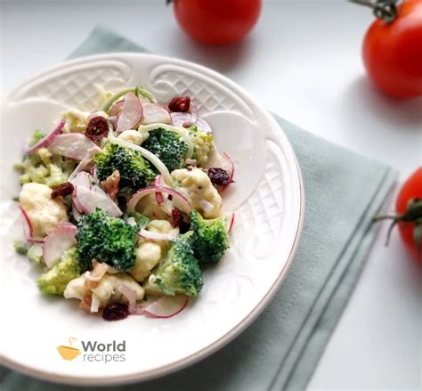 schematinis kalafioro ir brokolių atvaizdas su išvardintomis maistinėmis medžiagomis