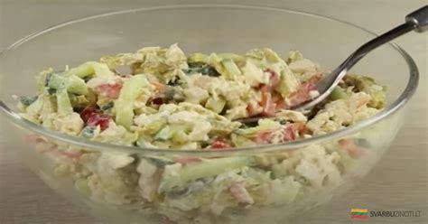 Salotų ingredientų maišymas dubenyje