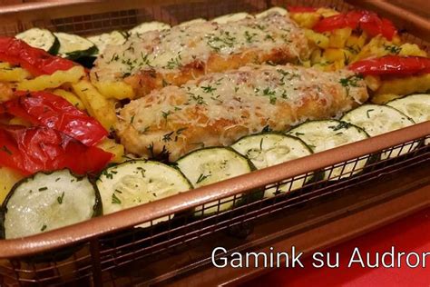 Vištienos filė kepsniai su daržovėmis vienoje skardoje