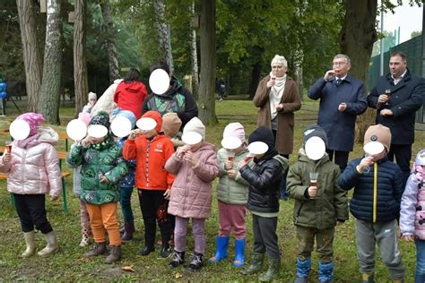Vaikai, laikantys viščiukus