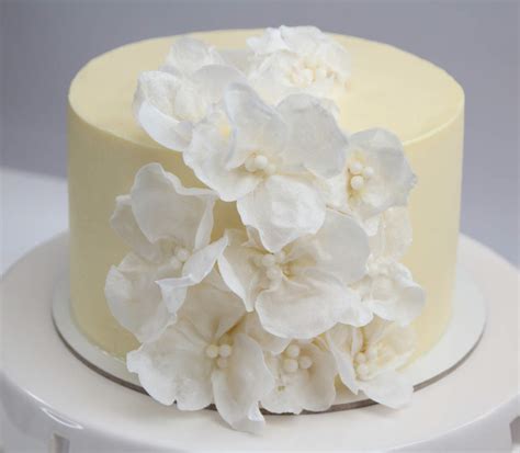Tortas dekoruotas gėlėmis iš mastikos