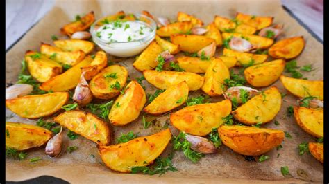 Orkaitėje keptos bulvės su parmezanu ir petražolėmis