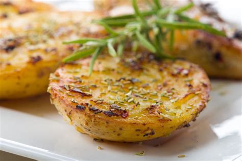 Įvairiai paruoštos bulvės orkaitėje