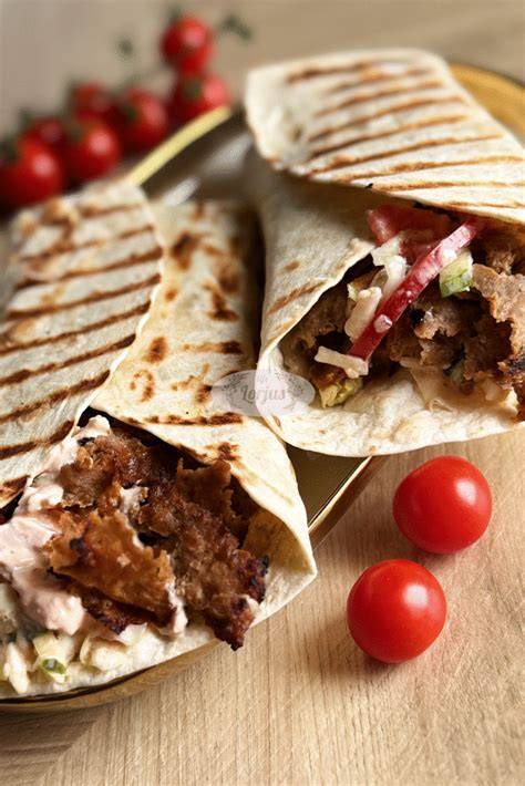 Įvairūs kebabų ingredientai ir paruošti patiekalai