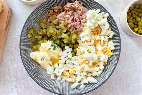 Salotų su kiaušiniais, žirneliais ir jogurtu ingredientai