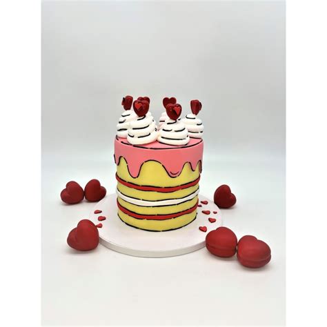 Valentino dienos tortas papuoštas šokoladu ir uogomis