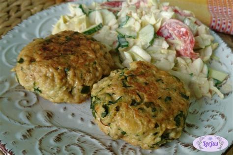 Kalakutienos kotletai su špinatais lėkštėje