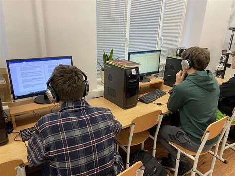 Žmonės, dirbantys prie kompiuterių ir bendraujantys vaizdo konferencijoje