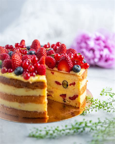 Tortas, puoštas šviežiomis uogomis ir vaisiais