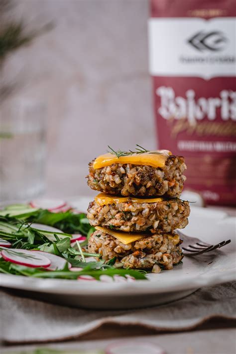 Ingredientai grikių kotletams su sūriu