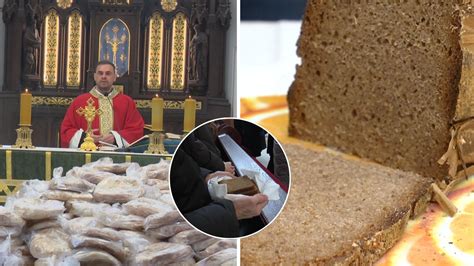 Šventinamas duonos gabalėlis bažnyčioje