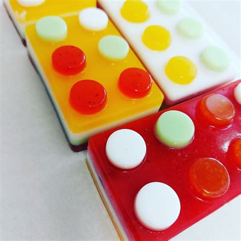 Lego kaladėlių formos tortas