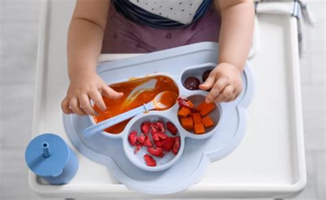 Kūdikis ragauja maistą