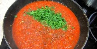 Žuvies kotletai su pomidorų padažu