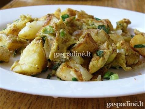 Keptos bulvės su kiaušiniais keptuvėje