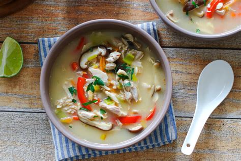 Šiuolaikinė vištienos sriuba su kokosų pienu