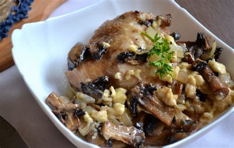 Vištiena su makaronais ir grybais paruošta lėkštėje