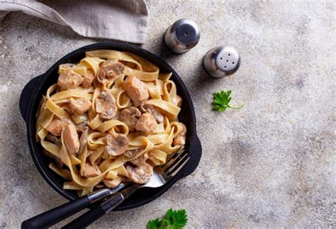 Ingredientai makaronams su vištiena ir grybais