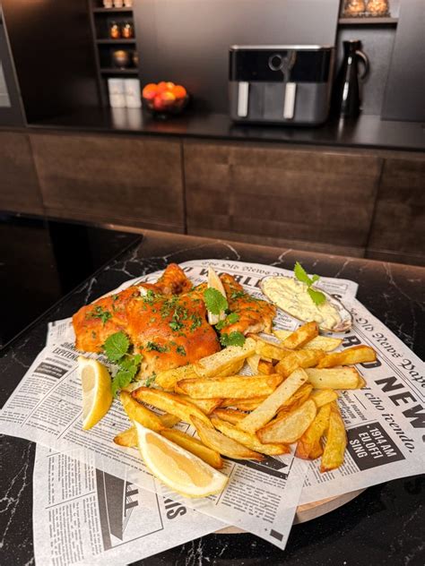 Klasikinis Fish & Chips patiekalas su žuvimi ir bulvytėmis