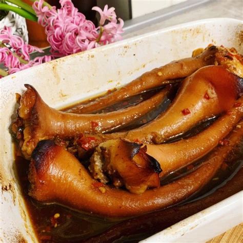Keptos kiaulių uodegos rytietiškame marinate