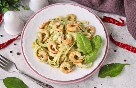 makaronai su pesto padažu ir daržovėmis