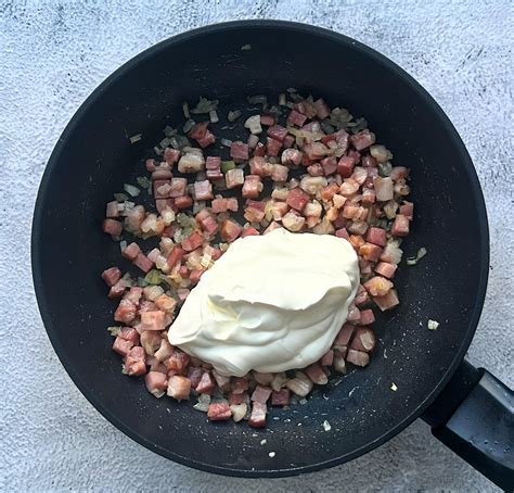 paruoštas sviesto ir grietinės padažas lėkštėje su cepelinais