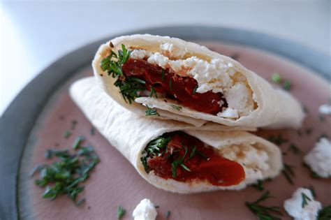 Paplotis su česnakine varške ir pomidorais