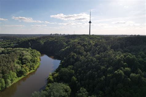 Vilniaus Karoliniškių mikrorajono panorama su šurmuliuojančiomis gatvėmis ir lauko kavinėmis