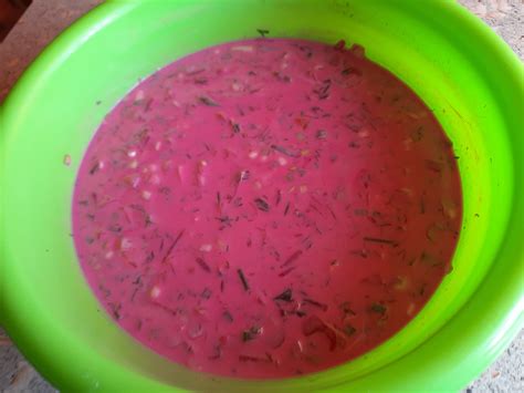 Tradiciniai lietuviški burokėlių sriubos ingredientai