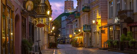 Miesto gatvė su kavinėmis ir restoranais