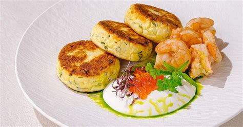 Indelis su sriuba ir lėkštė su pagrindiniu patiekalu