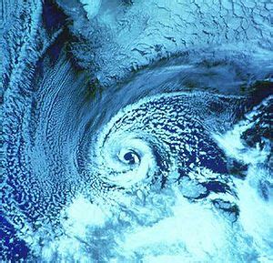 schematinis Žemės sukimosi ir Koriolio efekto pavaizdavimas