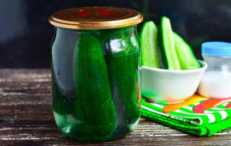 Ingredientai agurkų marinavimui ant stalo