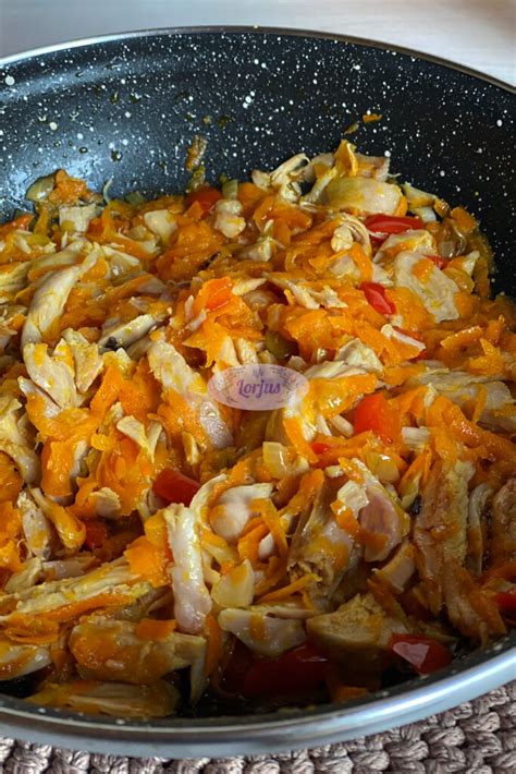 lėkštė su aromatingu raugintų kopūstų ir vištienos troškiniu