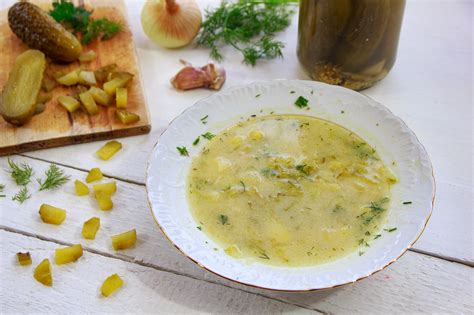 karšta raugintų agurkų sriuba dubenyje
