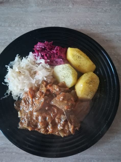 senovinis rūgpienio su bulvėmis patiekalas