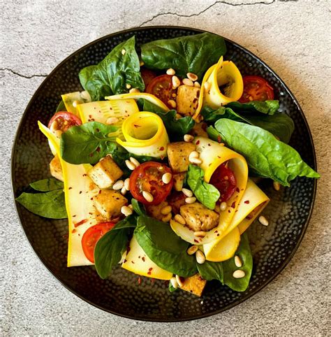 Tofu su smulkintais konservuotais pomidorais ir anakardžiais